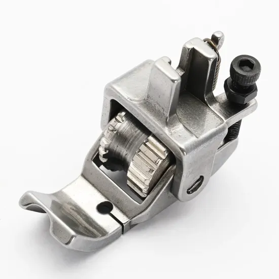 Piciorus reglabil cu rola dintata de metal si canal pe partea stanga pentru piping, pentru masini industriale de cusut simple cu 1 ac, latime canal 6mm