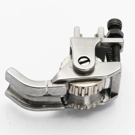 Piciorus reglabil cu rola dintata de metal si canal pe partea stanga pentru piping, pentru masini industriale de cusut simple cu 1 ac, latime canal 6mm