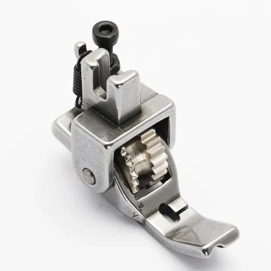 Piciorus reglabil cu rola dintata de metal si canal pe partea stanga pentru piping, pentru masini industriale de cusut simple cu 1 ac, latime canal 3mm