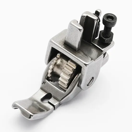 Piciorus reglabil cu rola dintata de metal si canal pe partea stanga pentru piping, pentru masini industriale de cusut simple cu 1 ac, latime canal 3mm