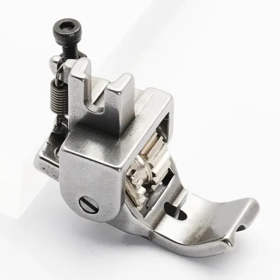 Piciorus reglabil cu rola dintata de metal si canal pe partea stanga pentru piping, pentru masini industriale de cusut simple cu 1 ac, latime canal 5mm