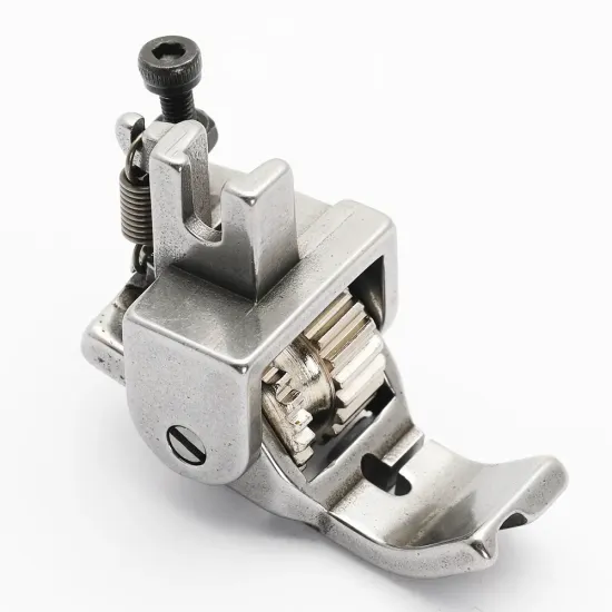 Piciorus reglabil cu rola dintata de metal si canal pe partea stanga pentru piping, pentru masini industriale de cusut simple cu 1 ac, latime canal 5mm
