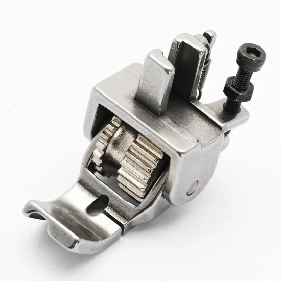 Piciorus reglabil cu rola dintata de metal si canal pe partea stanga pentru piping, pentru masini industriale de cusut simple cu 1 ac, latime canal 5mm