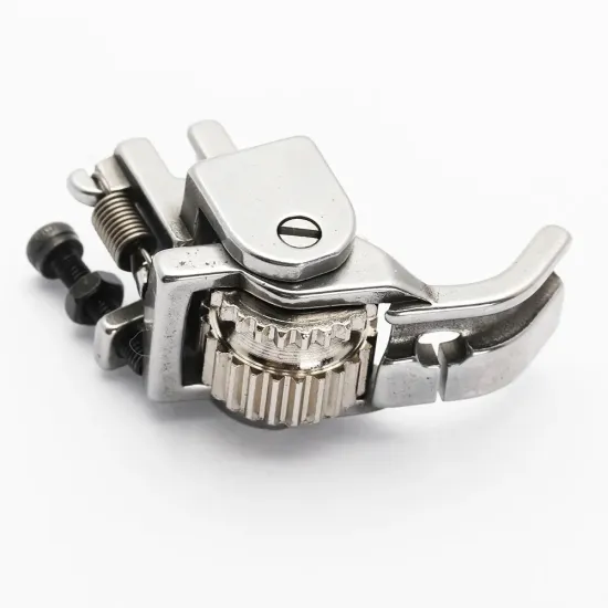 Piciorus reglabil cu rola dintata de metal si canal pe partea stanga pentru piping, pentru masini industriale de cusut simple cu 1 ac, latime canal 5mm