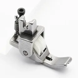 Piciorus reglabil cu rola dintata de teflon si canal pe partea stanga pentru piping, pentru masini industriale de cusut simple cu 1 ac, latime canal 3mm
