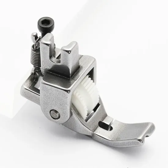 Piciorus reglabil cu rola dintata de teflon si canal pe partea stanga pentru piping, pentru masini industriale de cusut simple cu 1 ac, latime canal 3mm