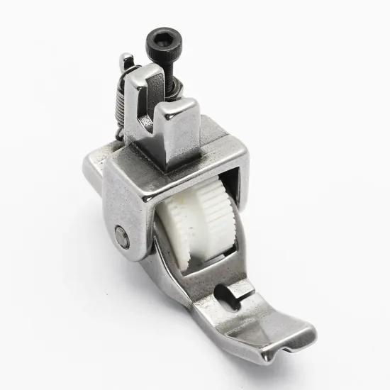 Piciorus reglabil cu rola dintata de teflon si canal pe partea stanga pentru piping, pentru masini industriale de cusut simple cu 1 ac, latime canal 3mm
