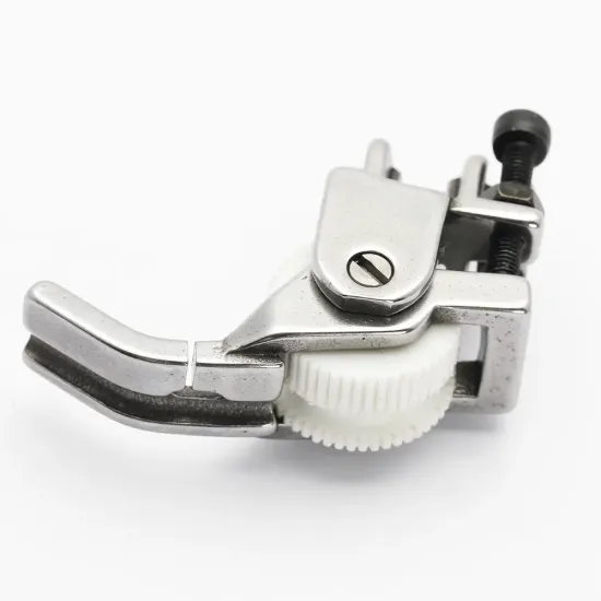 Piciorus reglabil cu rola dintata de teflon si canal pe partea stanga pentru piping, pentru masini industriale de cusut simple cu 1 ac, latime canal 3mm