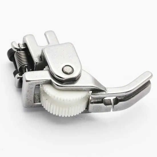 Piciorus reglabil cu rola dintata de teflon si canal pe partea stanga pentru piping, pentru masini industriale de cusut simple cu 1 ac, latime canal 3mm