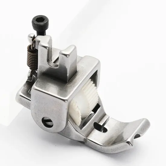 Piciorus reglabil cu rola dintata de teflon si canal pe partea stanga pentru piping, pentru masini industriale de cusut simple cu 1 ac, latime canal 5mm
