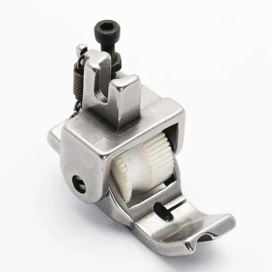 Piciorus reglabil cu rola dintata de teflon si canal pe partea stanga pentru piping, pentru masini industriale de cusut simple cu 1 ac, latime canal 5mm