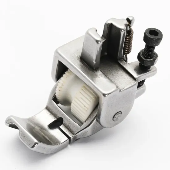 Piciorus reglabil cu rola dintata de teflon si canal pe partea stanga pentru piping, pentru masini industriale de cusut simple cu 1 ac, latime canal 5mm