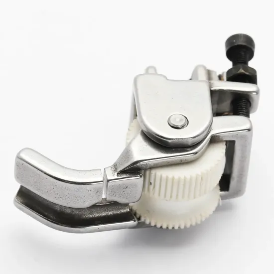 Piciorus reglabil cu rola dintata de teflon si canal pe partea stanga pentru piping, pentru masini industriale de cusut simple cu 1 ac, latime canal 5mm