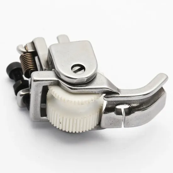 Piciorus reglabil cu rola dintata de teflon si canal pe partea stanga pentru piping, pentru masini industriale de cusut simple cu 1 ac, latime canal 5mm