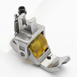 Piciorus reglabil cu rola de silicon si canal pe partea stanga pentru piping, pentru masini industriale de cusut simple cu 1 ac, latime canal 3mm