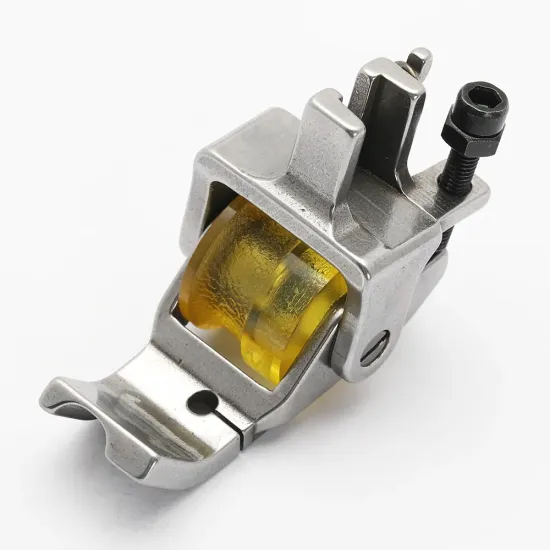 Piciorus reglabil cu rola de silicon si canal pe partea stanga pentru piping, pentru masini industriale de cusut simple cu 1 ac, latime canal 6mm