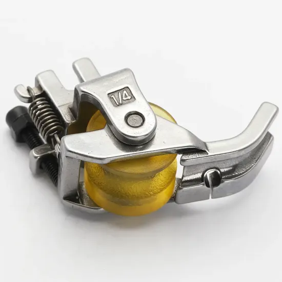Piciorus reglabil cu rola de silicon si canal pe partea stanga pentru piping, pentru masini industriale de cusut simple cu 1 ac, latime canal 6mm