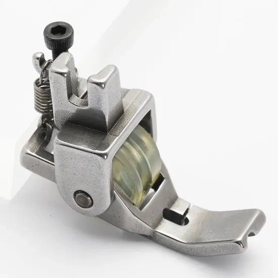 Piciorus reglabil cu rola de silicon si canal pe partea stanga pentru piping, pentru masini industriale de cusut simple cu 1 ac, latime canal 3mm