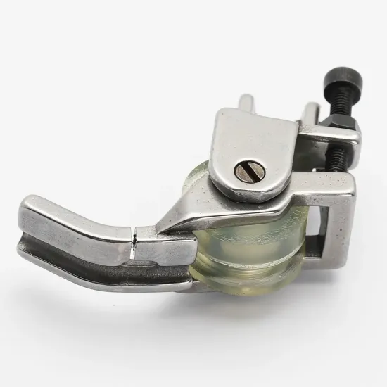 Piciorus reglabil cu rola de silicon si canal pe partea stanga pentru piping, pentru masini industriale de cusut simple cu 1 ac, latime canal 3mm