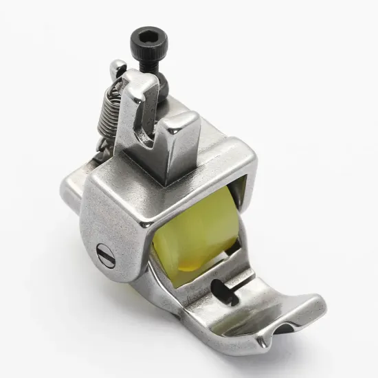 Piciorus reglabil cu rola de silicon si canal pe partea stanga pentru piping, pentru masini industriale de cusut simple cu 1 ac, latime canal 5mm