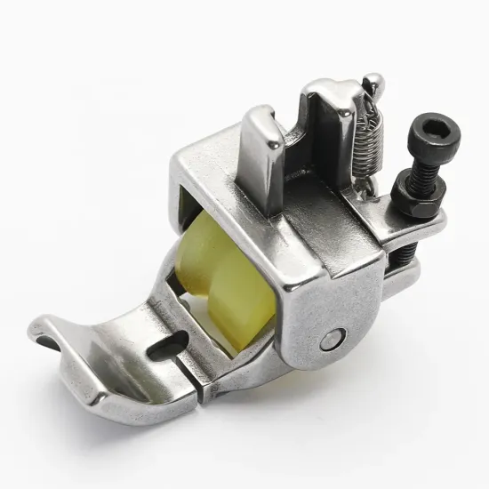 Piciorus reglabil cu rola de silicon si canal pe partea stanga pentru piping, pentru masini industriale de cusut simple cu 1 ac, latime canal 5mm