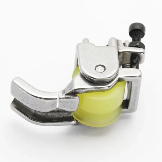 Piciorus reglabil cu rola de silicon si canal pe partea stanga pentru piping, pentru masini industriale de cusut simple cu 1 ac, latime canal 5mm