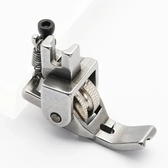 Piciorus reglabil cu rola zimtata de metal si canal pe partea stanga pentru piping, pentru masini industriale de cusut simple cu 1 ac, latime canal 3mm