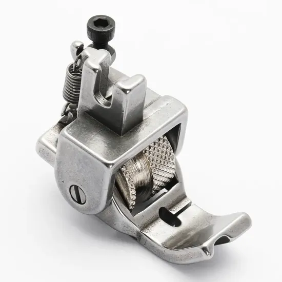 Piciorus reglabil cu rola zimtata de metal si canal pe partea stanga pentru piping, pentru masini industriale de cusut simple cu 1 ac, latime canal 5mm