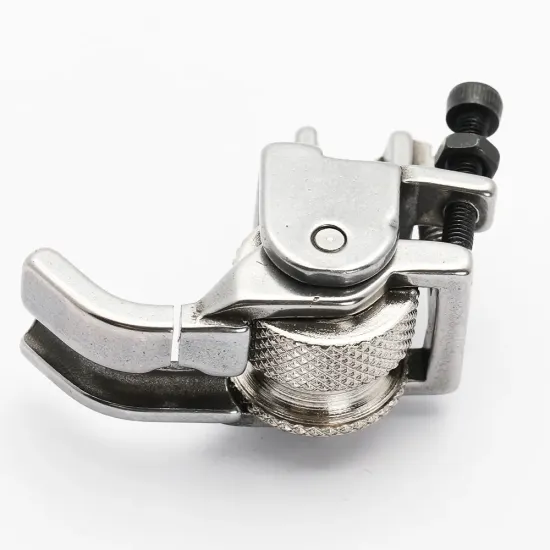 Piciorus reglabil cu rola zimtata de metal si canal pe partea stanga pentru piping, pentru masini industriale de cusut simple cu 1 ac, latime canal 5mm
