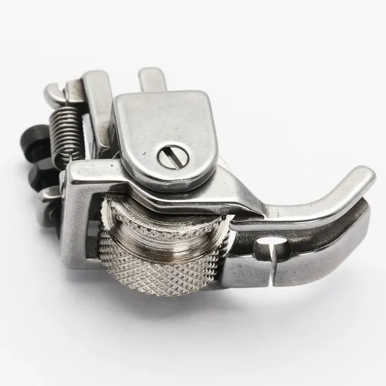 Piciorus reglabil cu rola zimtata de metal si canal pe partea stanga pentru piping, pentru masini industriale de cusut simple cu 1 ac, latime canal 5mm