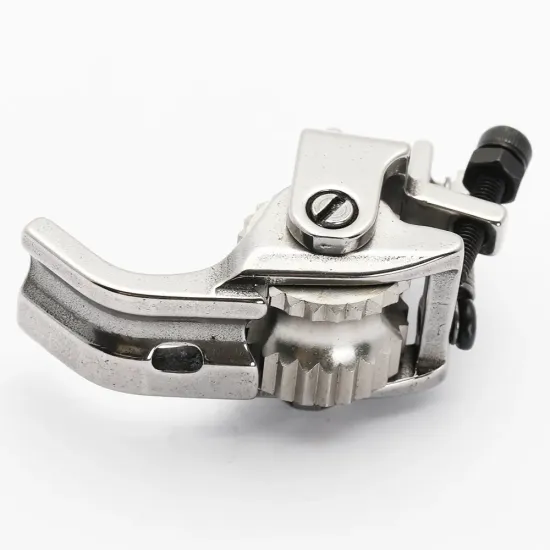 Piciorus reglabil cu rola dintata de metal si canal pe partea dreapta pentru piping, pentru masini industriale de cusut simple cu 1 ac, latime canal 6mm