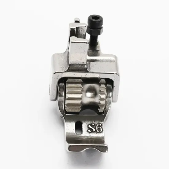 Piciorus reglabil cu rola dintata de metal si canal pe partea dreapta pentru piping, pentru masini industriale de cusut simple cu 1 ac, latime canal 6mm