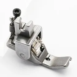 Piciorus reglabil cu rola dintata de metal si canal pe partea dreapta pentru piping, pentru masini industriale de cusut simple cu 1 ac, latime canal 3mm