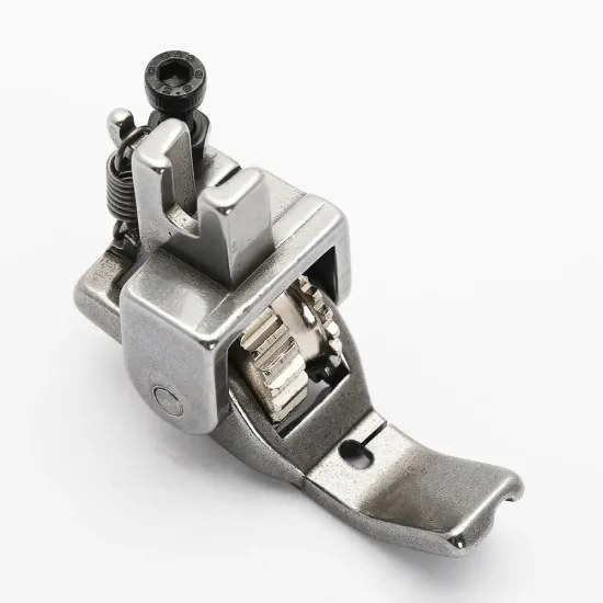 Piciorus reglabil cu rola dintata de metal si canal pe partea dreapta pentru piping, pentru masini industriale de cusut simple cu 1 ac, latime canal 3mm