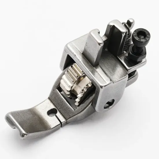 Piciorus reglabil cu rola dintata de metal si canal pe partea dreapta pentru piping, pentru masini industriale de cusut simple cu 1 ac, latime canal 3mm