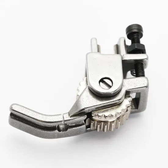 Piciorus reglabil cu rola dintata de metal si canal pe partea dreapta pentru piping, pentru masini industriale de cusut simple cu 1 ac, latime canal 3mm