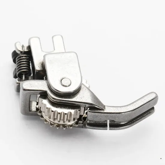 Piciorus reglabil cu rola dintata de metal si canal pe partea dreapta pentru piping, pentru masini industriale de cusut simple cu 1 ac, latime canal 3mm