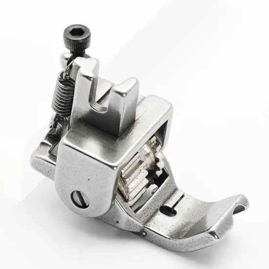 Piciorus reglabil cu rola dintata de metal si canal pe partea dreapta pentru piping, pentru masini industriale de cusut simple cu 1 ac, latime canal 5mm