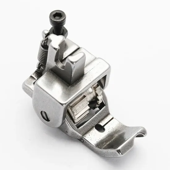 Piciorus reglabil cu rola dintata de metal si canal pe partea dreapta pentru piping, pentru masini industriale de cusut simple cu 1 ac, latime canal 5mm