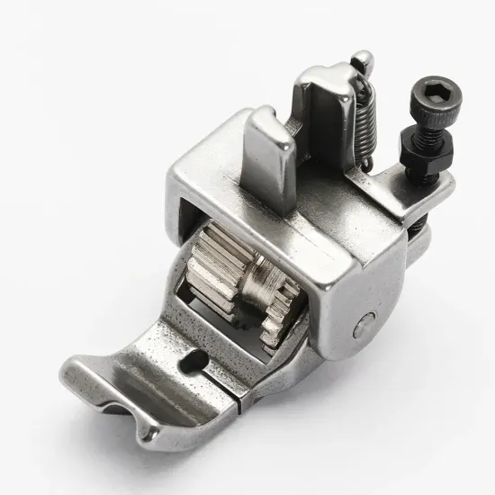 Piciorus reglabil cu rola dintata de metal si canal pe partea dreapta pentru piping, pentru masini industriale de cusut simple cu 1 ac, latime canal 5mm
