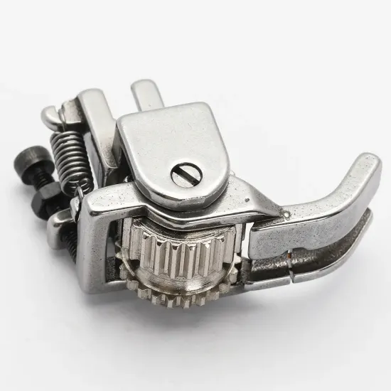 Piciorus reglabil cu rola dintata de metal si canal pe partea dreapta pentru piping, pentru masini industriale de cusut simple cu 1 ac, latime canal 5mm