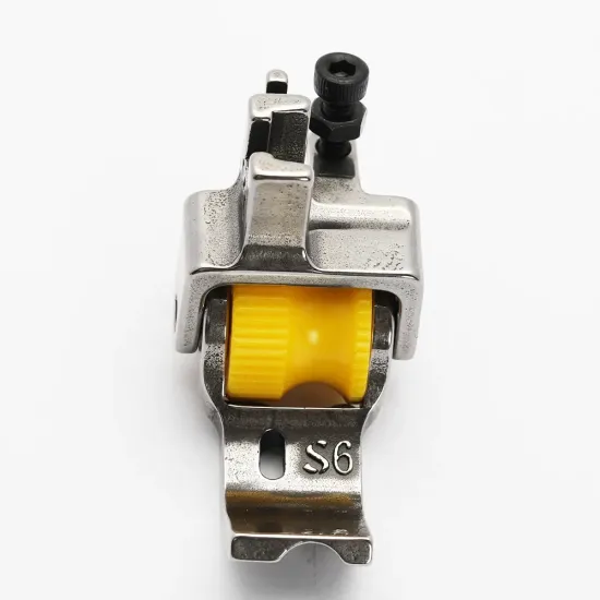 Piciorus reglabil cu rola dintata de teflon si canal pe partea dreapta pentru piping, pentru masini industriale de cusut simple cu 1 ac, latime canal 6mm