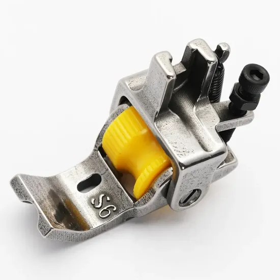 Piciorus reglabil cu rola dintata de teflon si canal pe partea dreapta pentru piping, pentru masini industriale de cusut simple cu 1 ac, latime canal 6mm