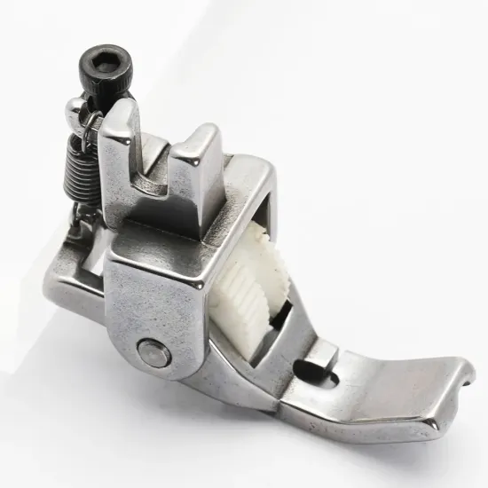 Piciorus reglabil cu rola dintata de teflon si canal pe partea dreapta pentru piping, pentru masini industriale de cusut simple cu 1 ac, latime canal 3mm