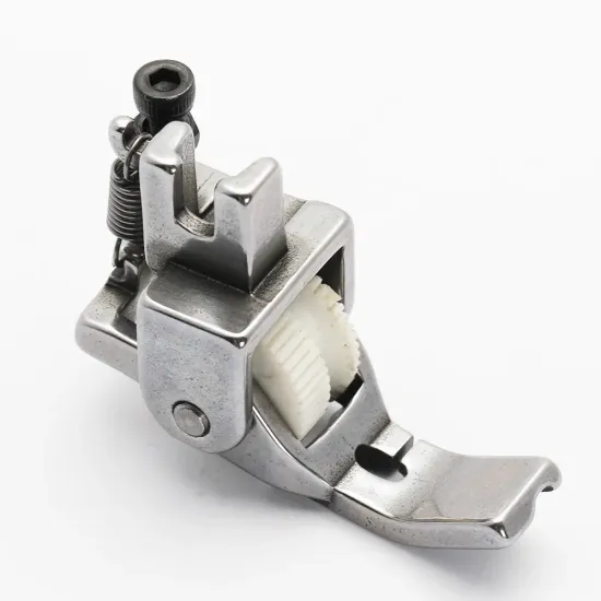 Piciorus reglabil cu rola dintata de teflon si canal pe partea dreapta pentru piping, pentru masini industriale de cusut simple cu 1 ac, latime canal 3mm