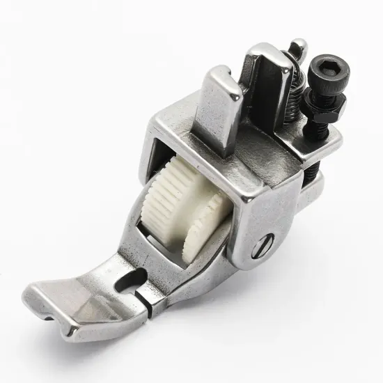 Piciorus reglabil cu rola dintata de teflon si canal pe partea dreapta pentru piping, pentru masini industriale de cusut simple cu 1 ac, latime canal 3mm