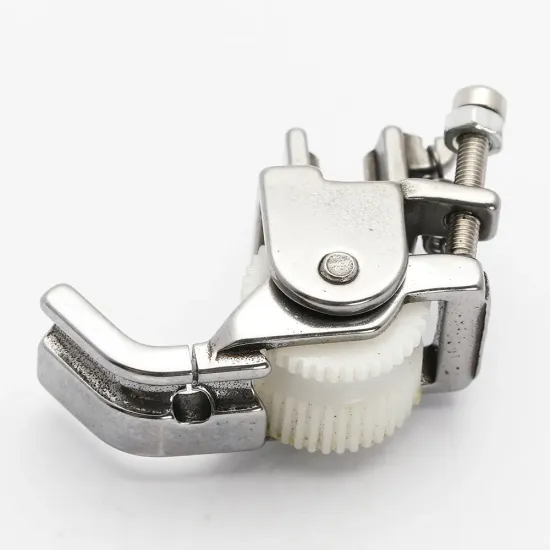 Piciorus reglabil cu rola dintata de teflon si canal pe partea dreapta pentru piping, pentru masini industriale de cusut simple cu 1 ac, latime canal 5mm