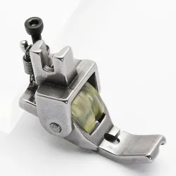 Piciorus reglabil cu rola de silicon si canal pe partea dreapta pentru piping, pentru masini industriale de cusut simple cu 1 ac, latime canal 3mm