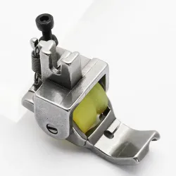 Piciorus reglabil cu rola de silicon si canal pe partea dreapta pentru piping, pentru masini industriale de cusut simple cu 1 ac, latime canal 5mm