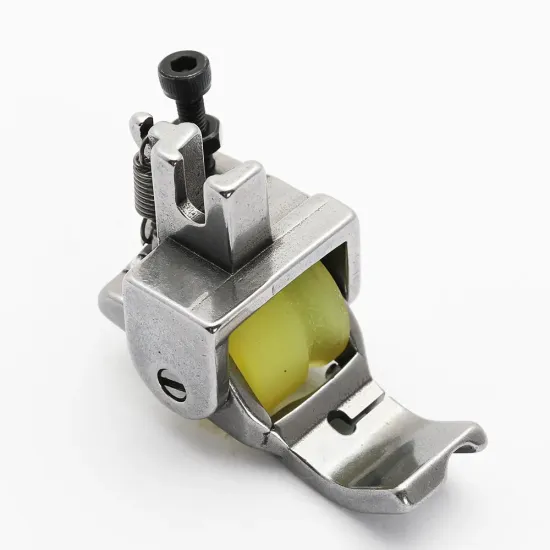 Piciorus reglabil cu rola de silicon si canal pe partea dreapta pentru piping, pentru masini industriale de cusut simple cu 1 ac, latime canal 5mm